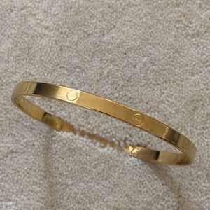 ⭐️iconic gold bangle⭐️